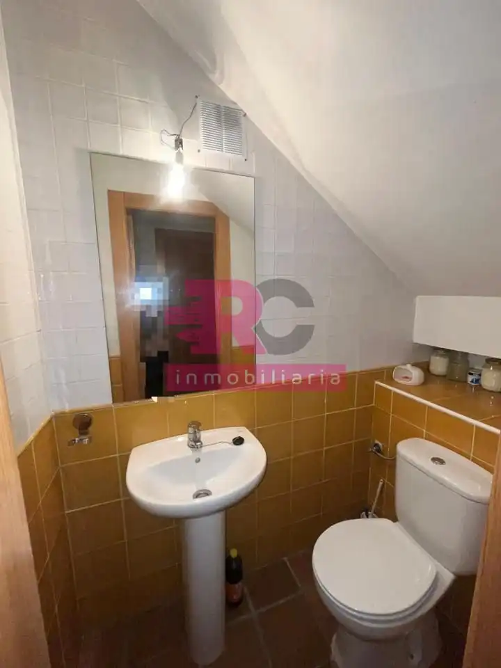Badezimmer von Einfamilien-Reihenhaus zum Verkauf in Cabrerizos mit Heizung, Privatgarten und Terrasse