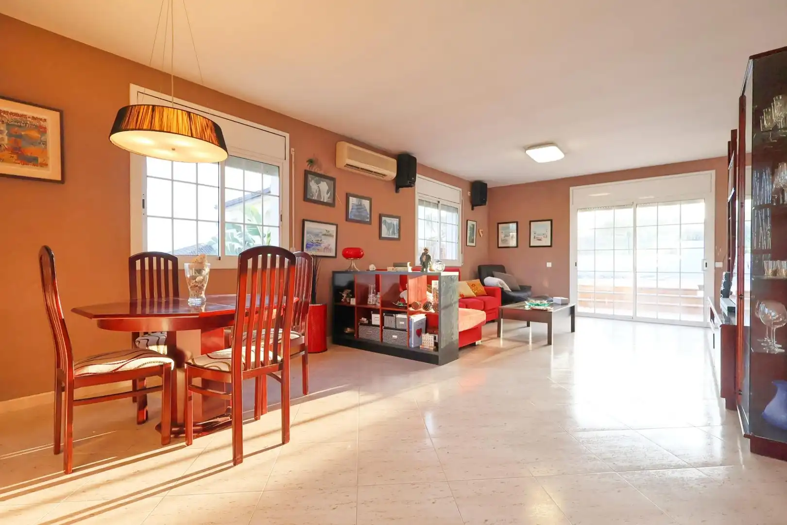 Sala d'estar de Casa o xalet en venda en Cubelles amb Aire condicionat, Jardí privat i Terrassa