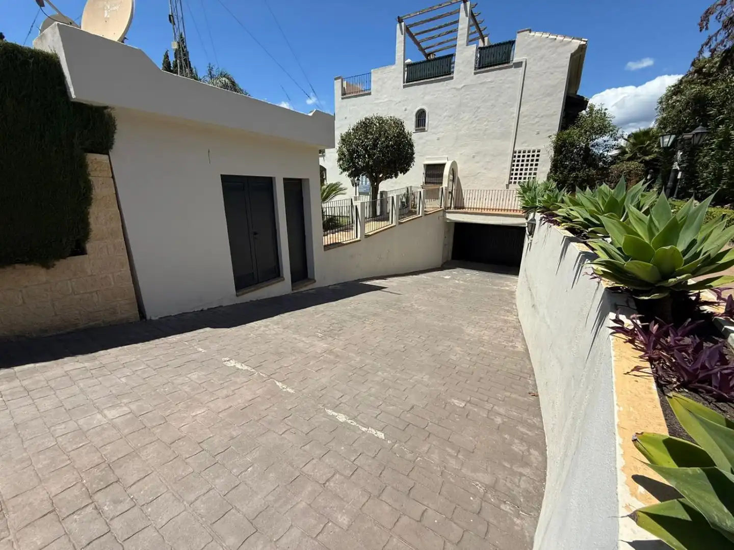 Vista exterior de Casa o xalet en venda en Marbella amb Calefacció, Jardí privat i Terrassa