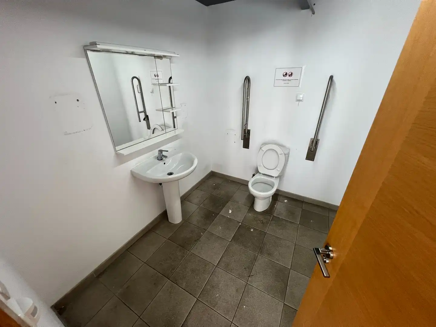 Badezimmer von Fabrikhallen zur Miete in Narón mit Alarm