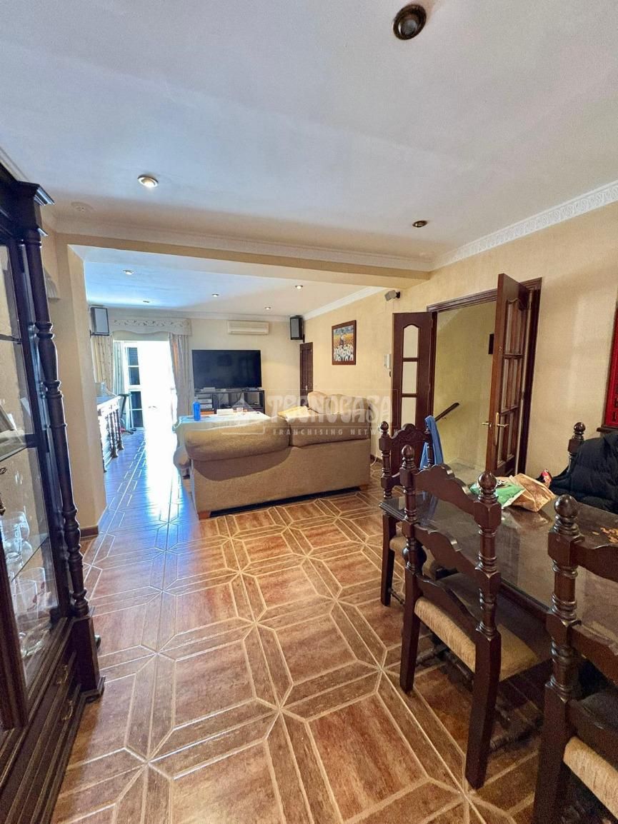 Sala d'estar de Casa adosada en venda en San José del Valle amb Aire condicionat, Terrassa i Balcó