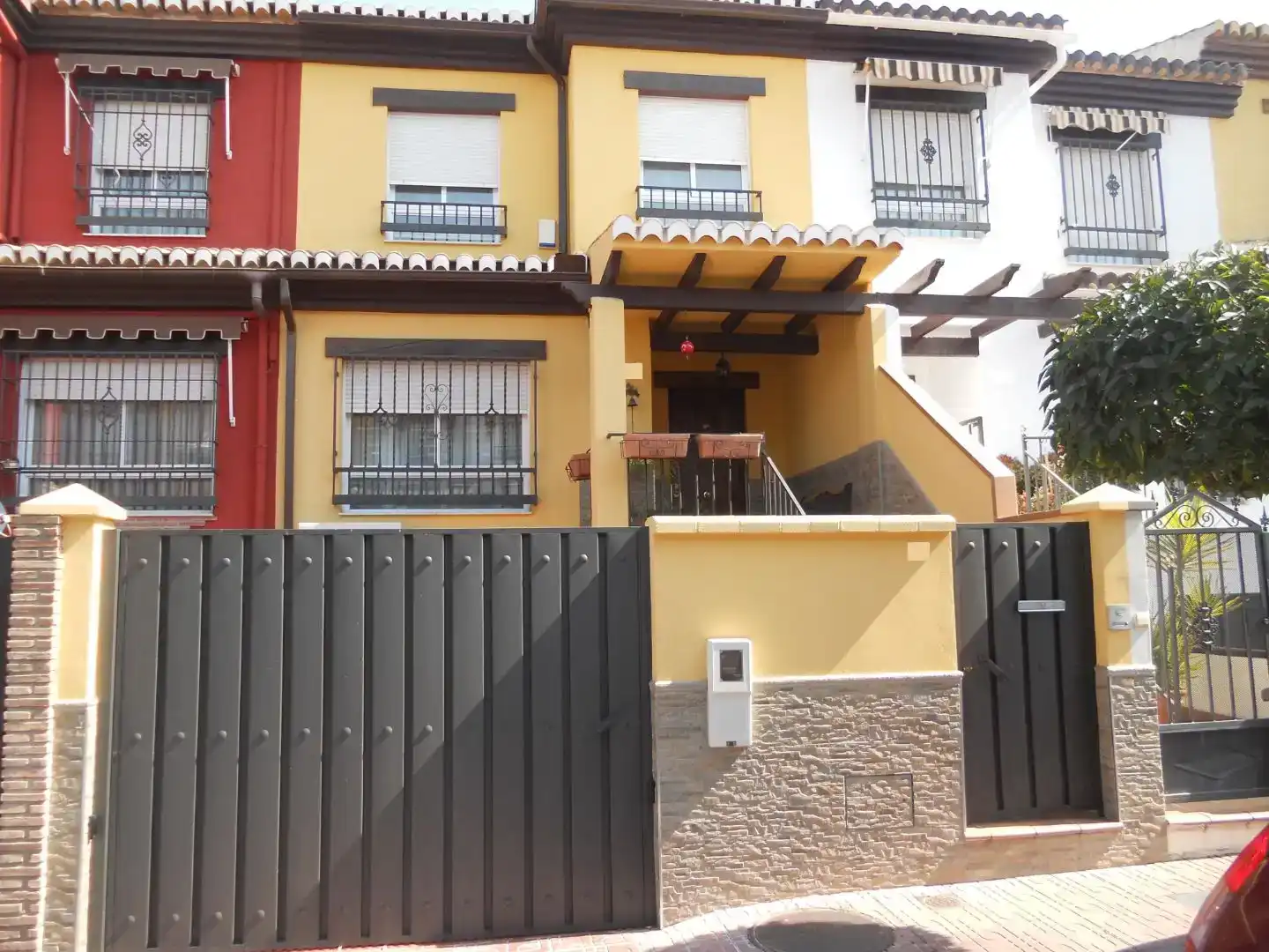 Vista exterior de Casa adosada en venda en Churriana de la Vega amb Aire condicionat