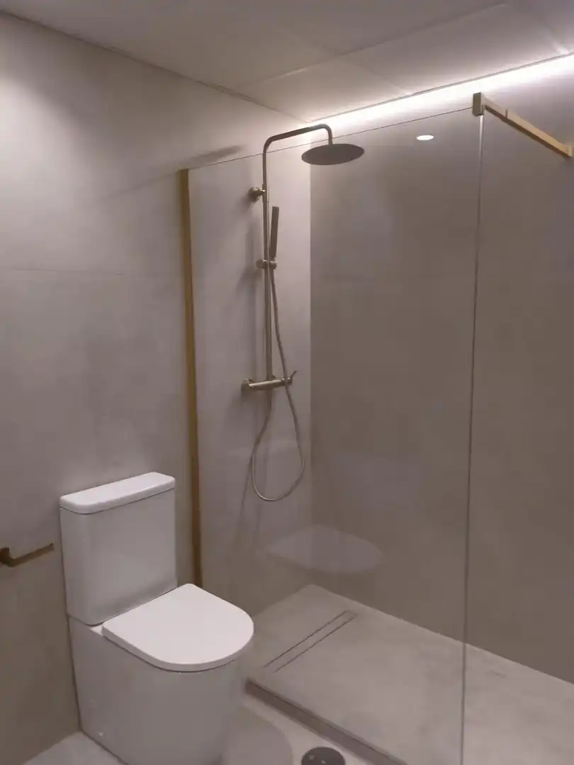 Badezimmer von Wohnung zur Miete in Marbella mit Klimaanlage, Heizung und Terrasse