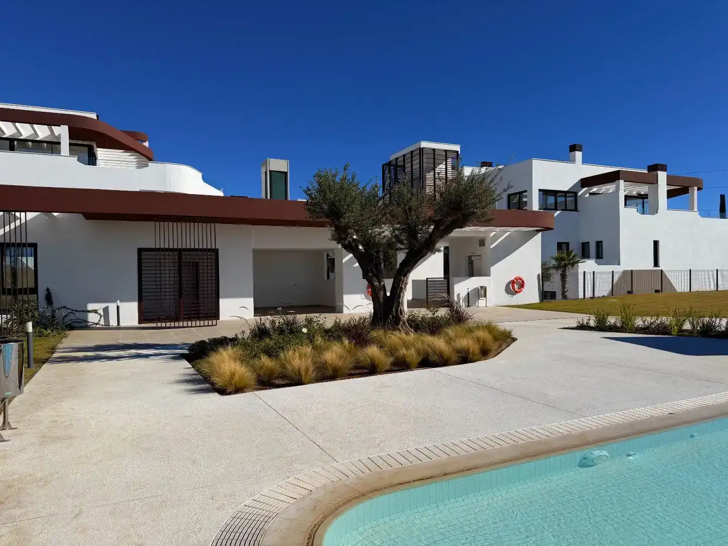Vista exterior de Pis en venda en Benahavís amb Aire condicionat i Piscina
