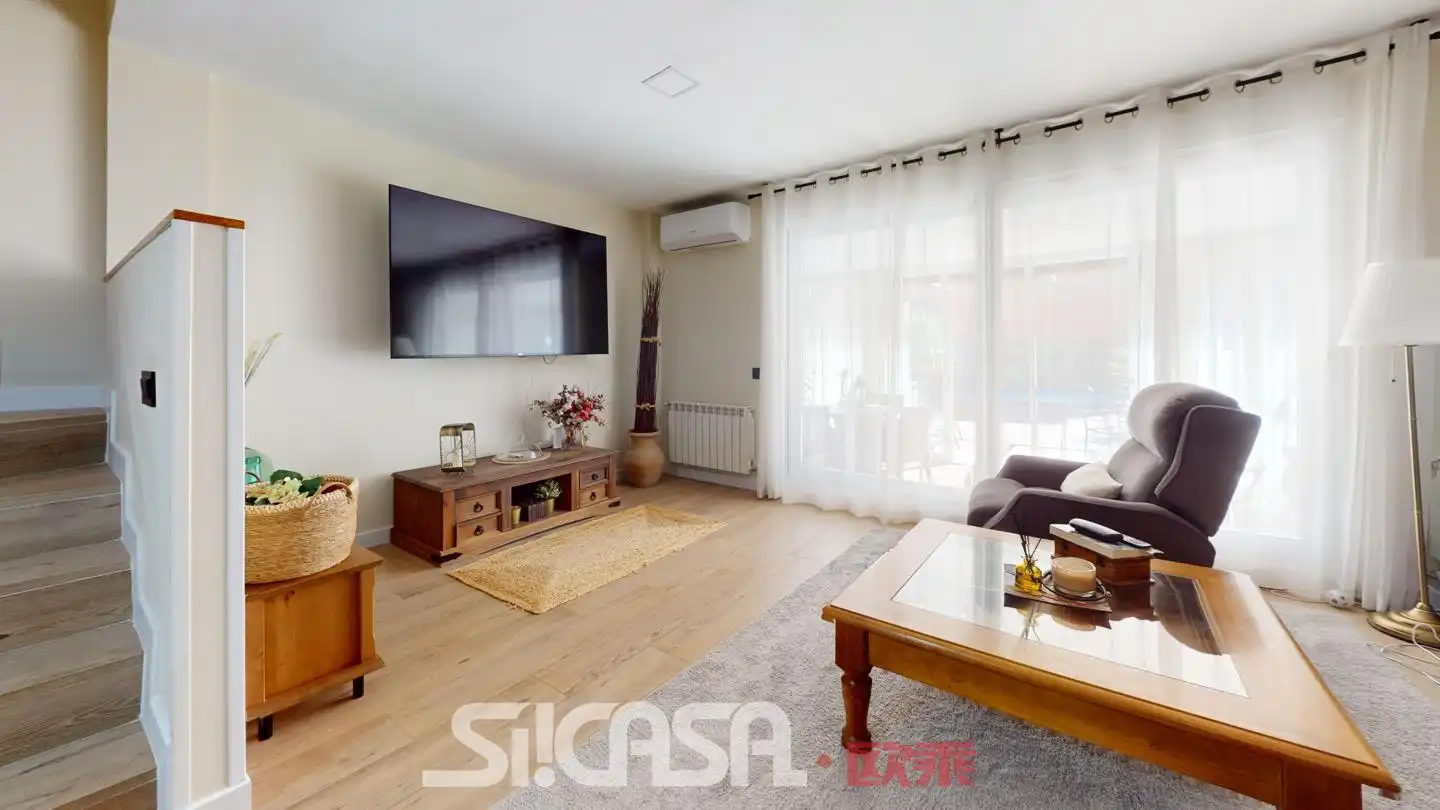 Sala de estar de Casa adosada en venta en Parla con Aire acondicionado, Calefacción y Terraza