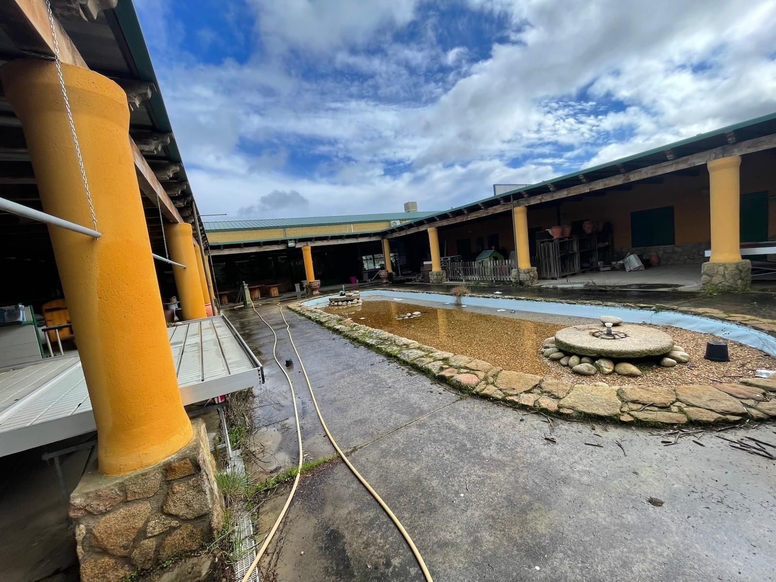 Piscina de Nau industrial en venda en Casar de Cáceres