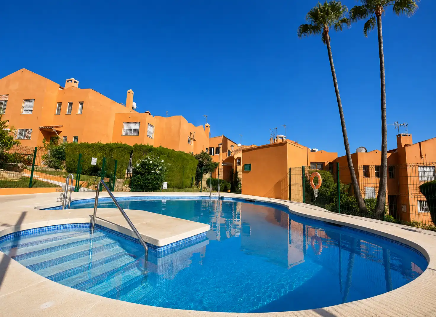 Piscina de Casa adosada en venta en Estepona con Jardín privado, Terraza y Piscina
