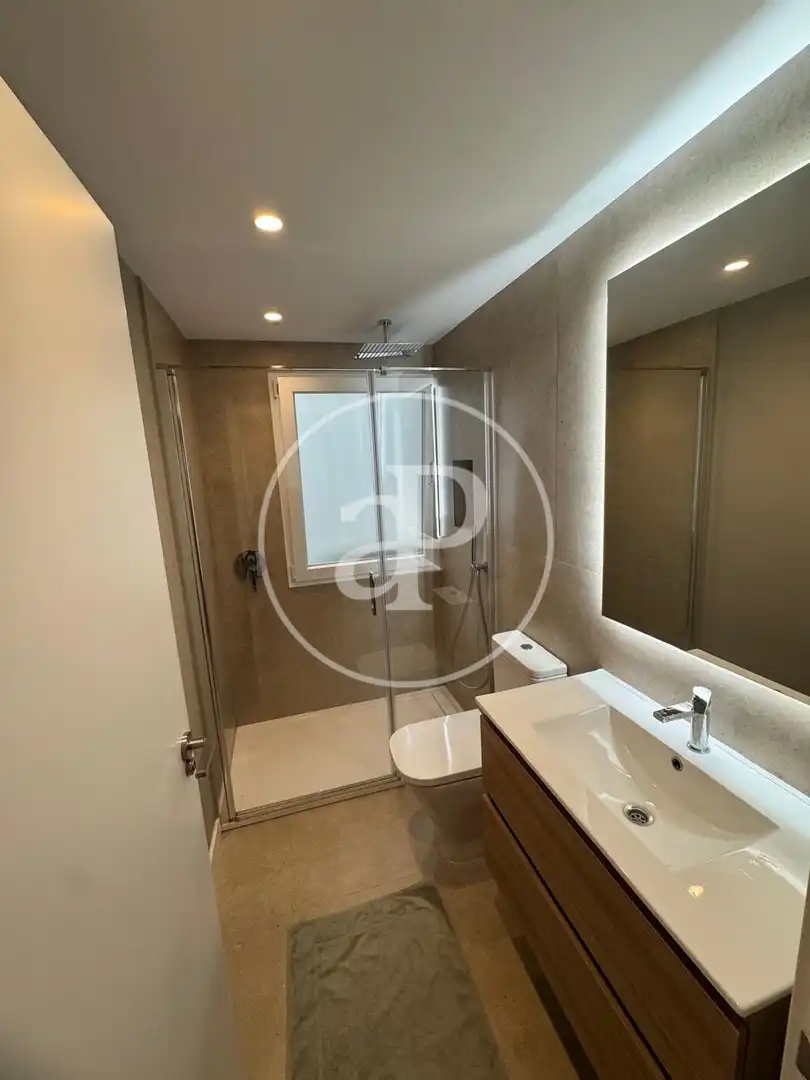 Bathroom of Flat for rent in Valencia  with Air Conditioner, Heating and Furnished