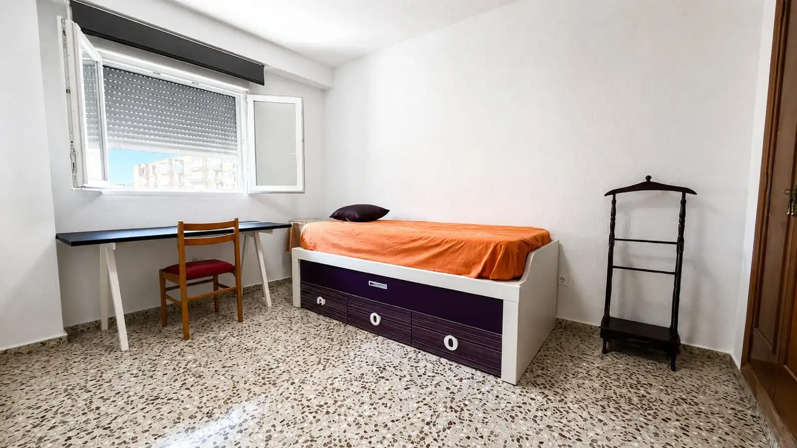 Flat for rent in Calle Carmen Conde, Ciudad Jardín
