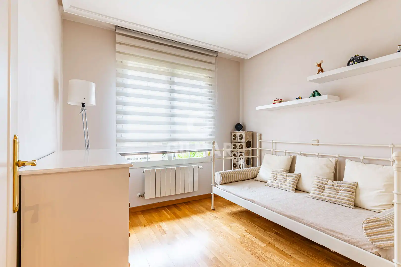 Habitación de Casa adosada en venta en Boadilla del Monte con Calefacción, Jardín privado y Piscina