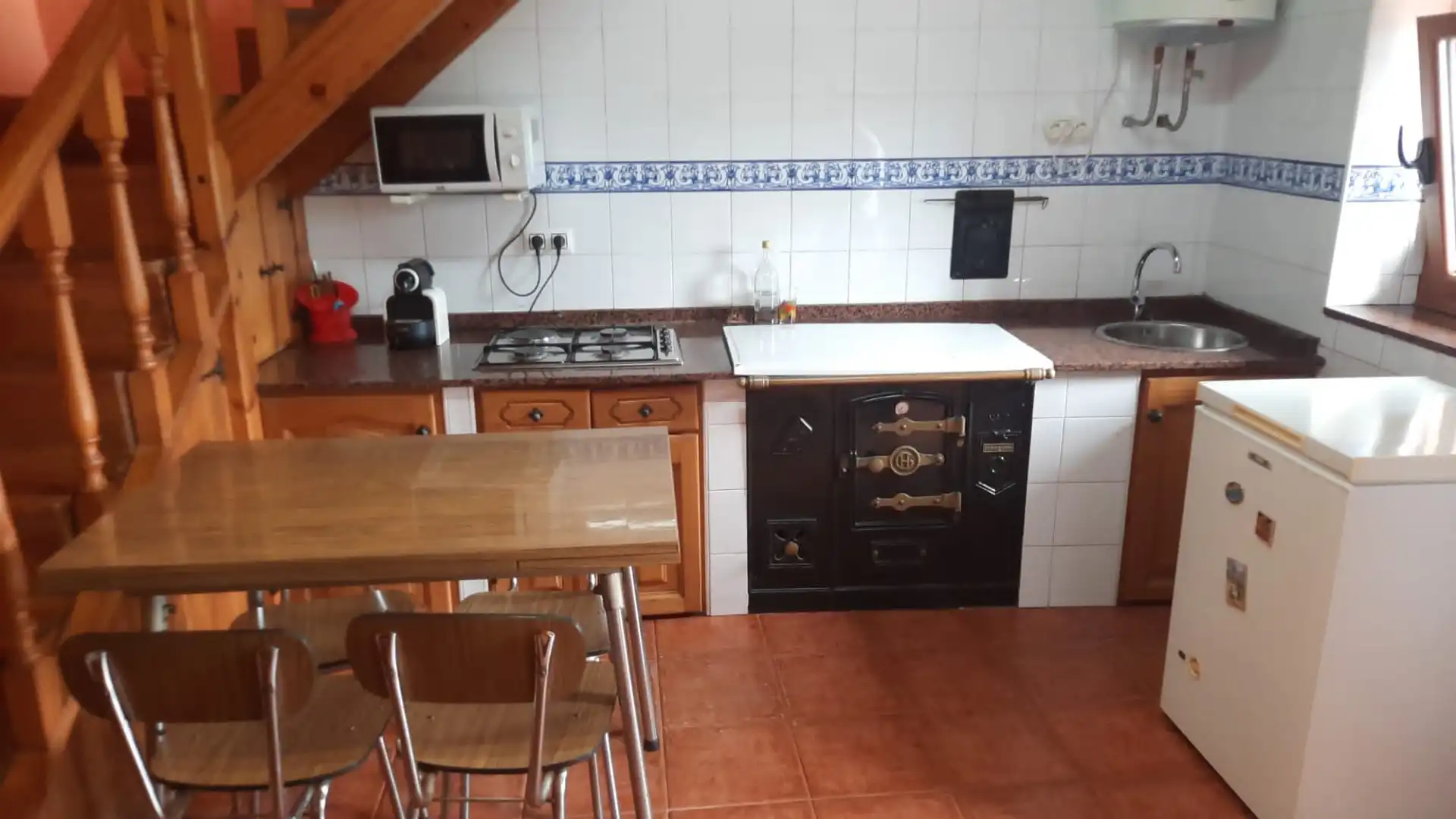 Cuina de Casa o xalet en venda en Las Regueras   amb Calefacció, Terrassa i Forn