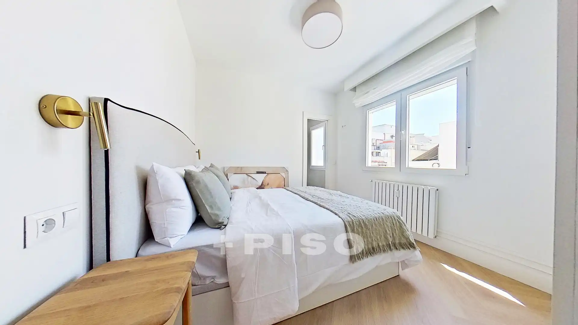 Schlafzimmer von Dachboden zum Verkauf in Madrid mit Klimaanlage, Terrasse und Möbliert