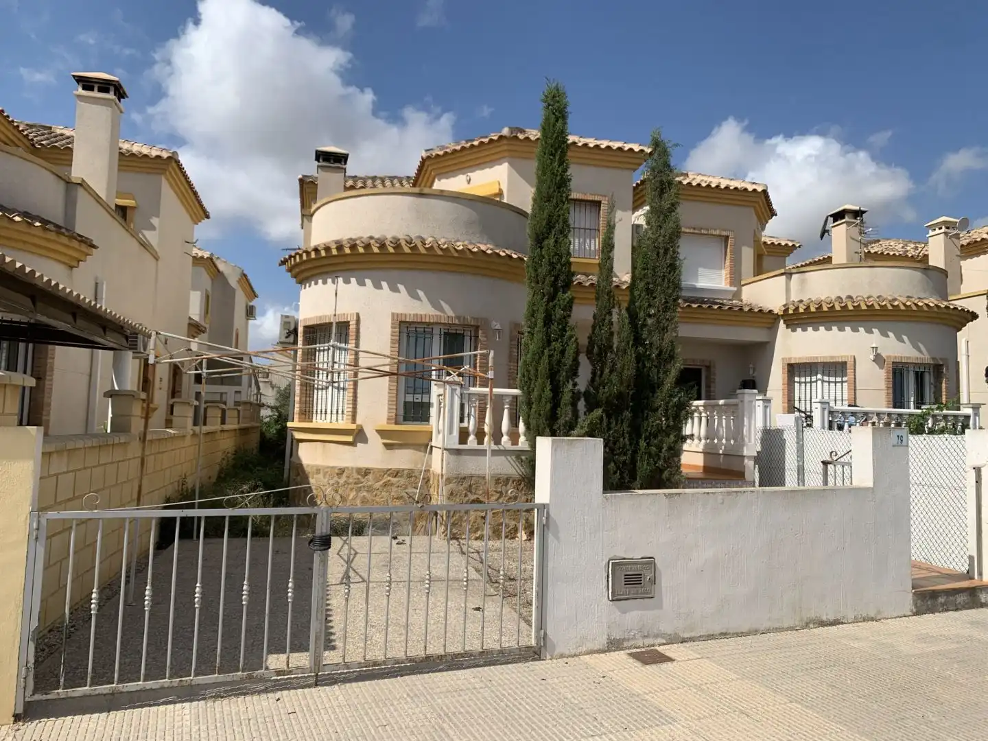 Casa amb jardí en venda a Calle Algarrobo 79