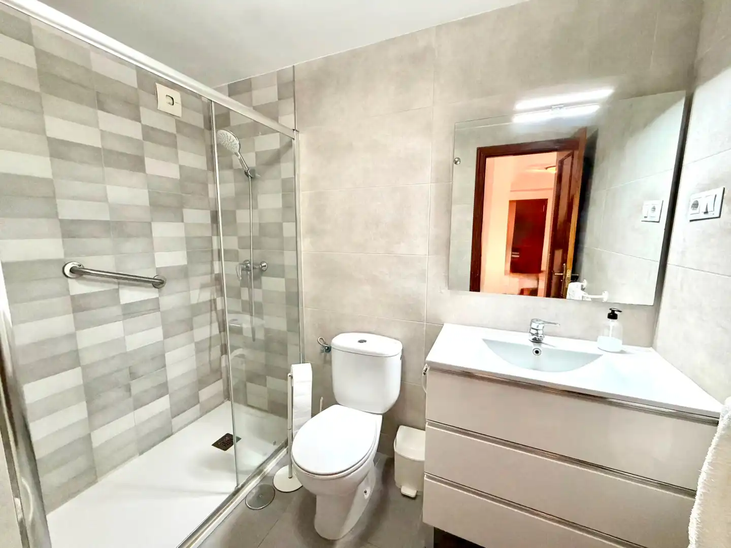 Baño de Piso de alquiler en Benalmádena con Terraza y Amueblado