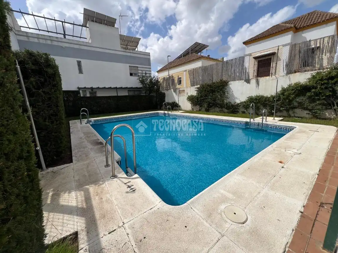 Piscina de Casa o xalet en venda en Dos Hermanas