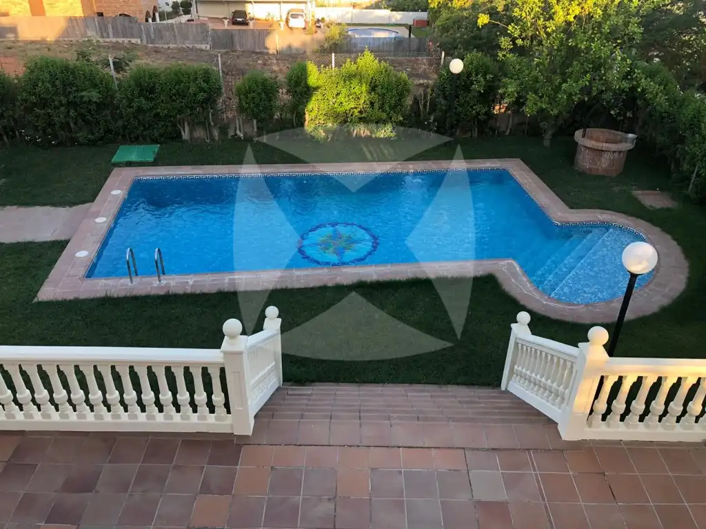 Piscina de Casa o xalet en venda en Badajoz amb Aire condicionat, Calefacció i Jardí privat