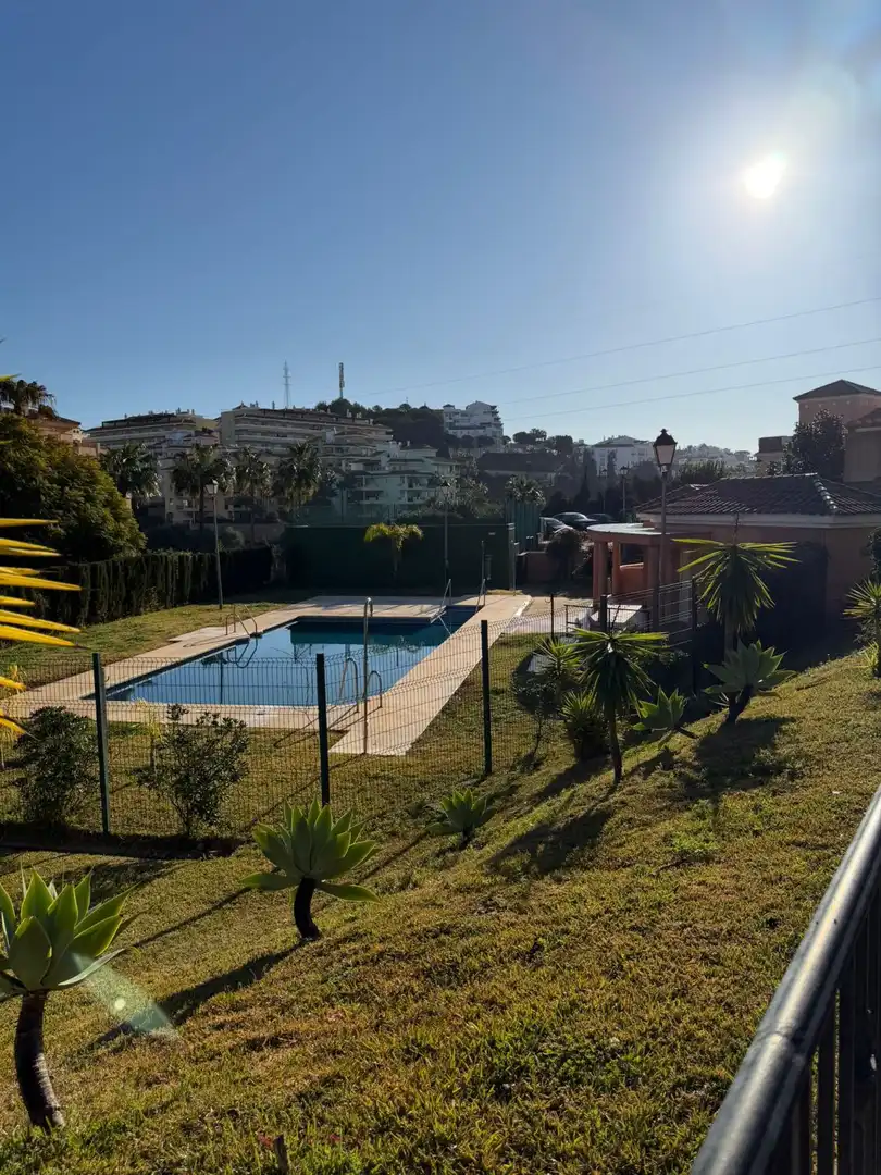 Piscina de Casa adosada en venda en Mijas amb Calefacció, Jardí privat i Terrassa