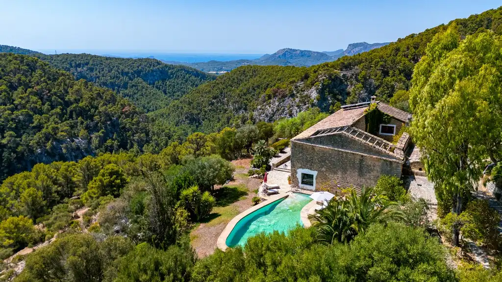 Vista exterior de Finca rústica en venda en Puigpunyent amb Aire condicionat, Calefacció i Jardí privat