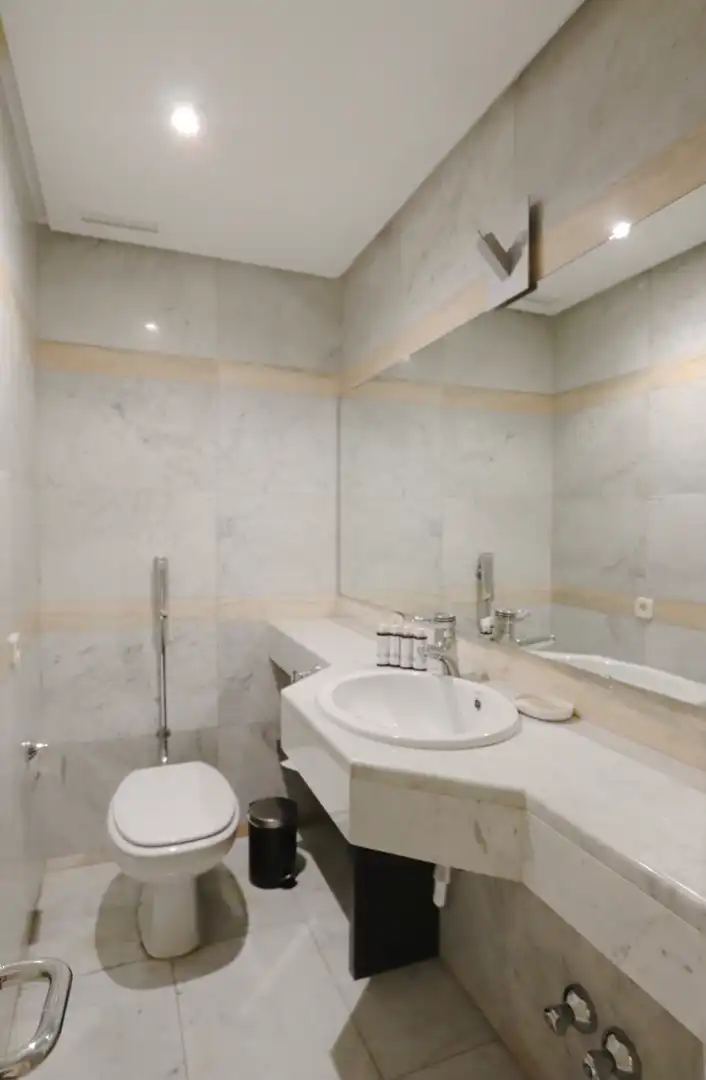 Bathroom of Flat for sale in Madrid  with Air Conditioner, Heating and Private garden