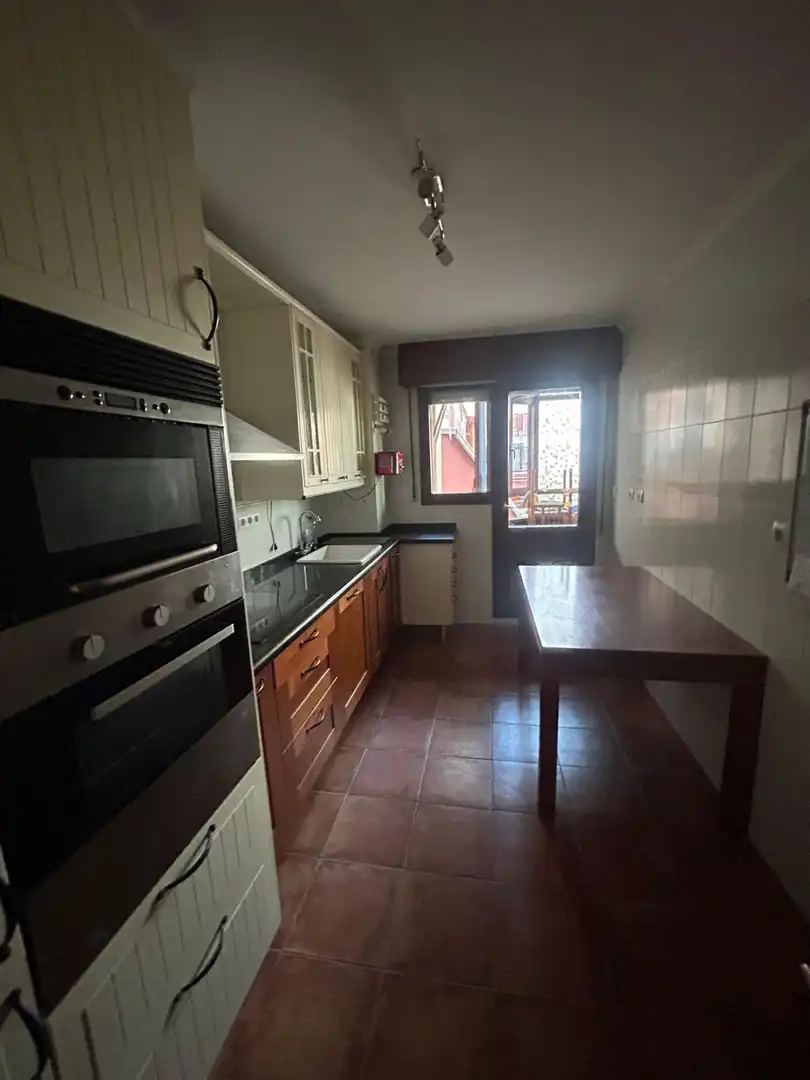 Kitchen of Flat for rent in Oviedo   with Heating, Private garden and Terrace