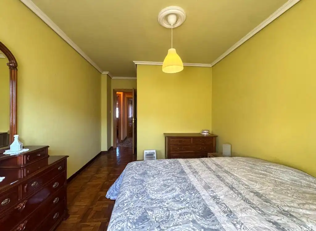 Dormitori de Pis en venda en Los Corrales de Buelna  amb Calefacció, Parquet i Traster