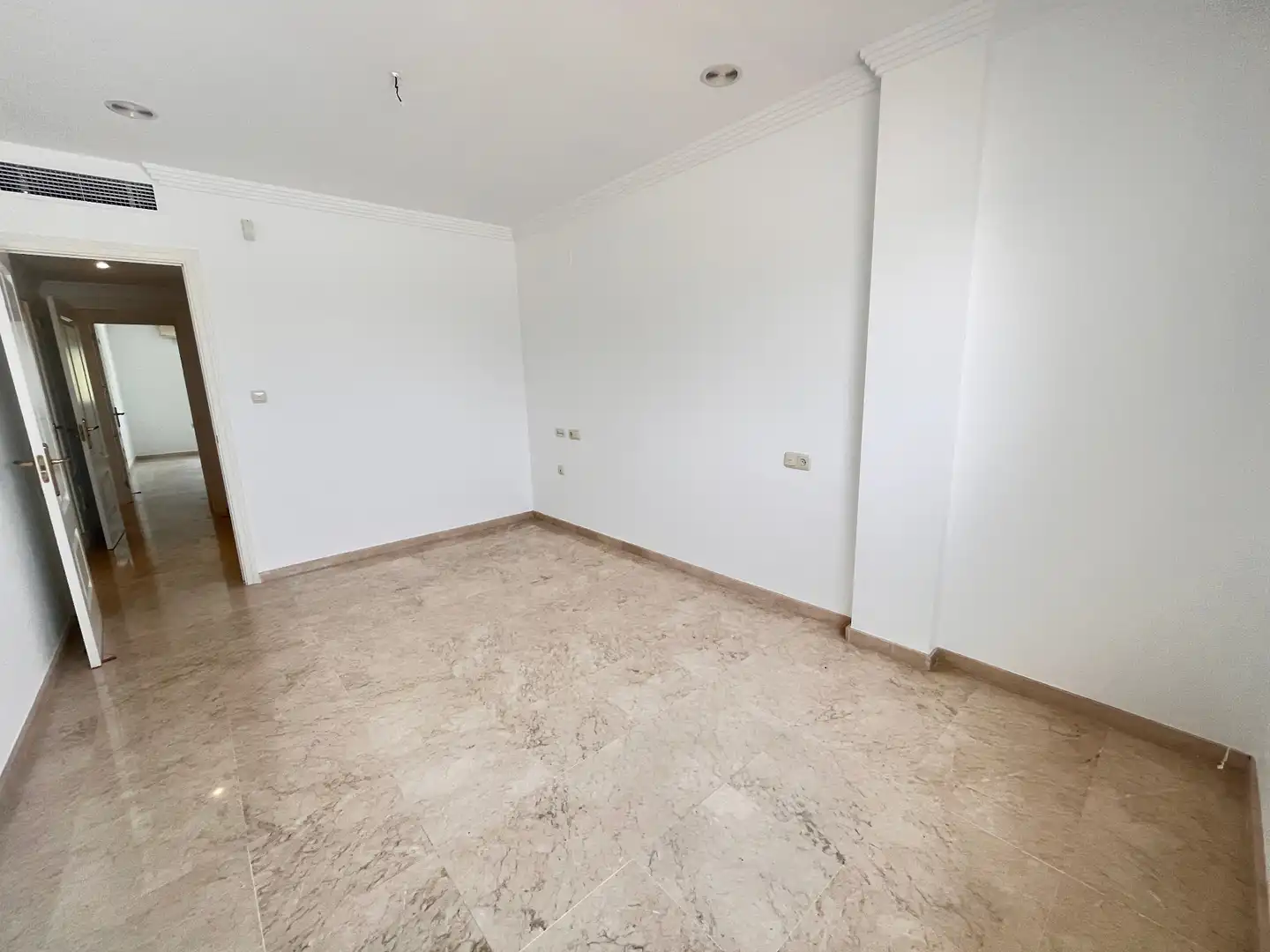 Dachboden zur Miete in Marbella mit Klimaanlage, Terrasse und Abstellraum