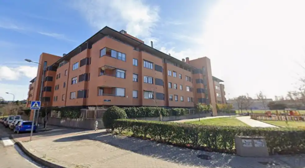 Vista exterior de Àtic de lloguer en Madrid amb Terrassa i Piscina comunitària