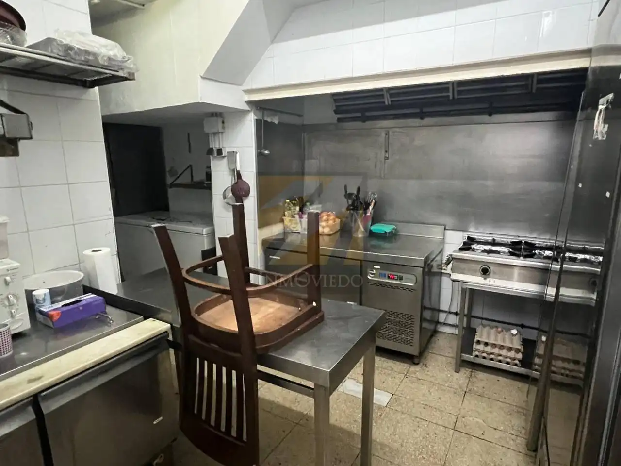 Cuina de Local de lloguer en Oviedo  amb Aire condicionat i Alarma