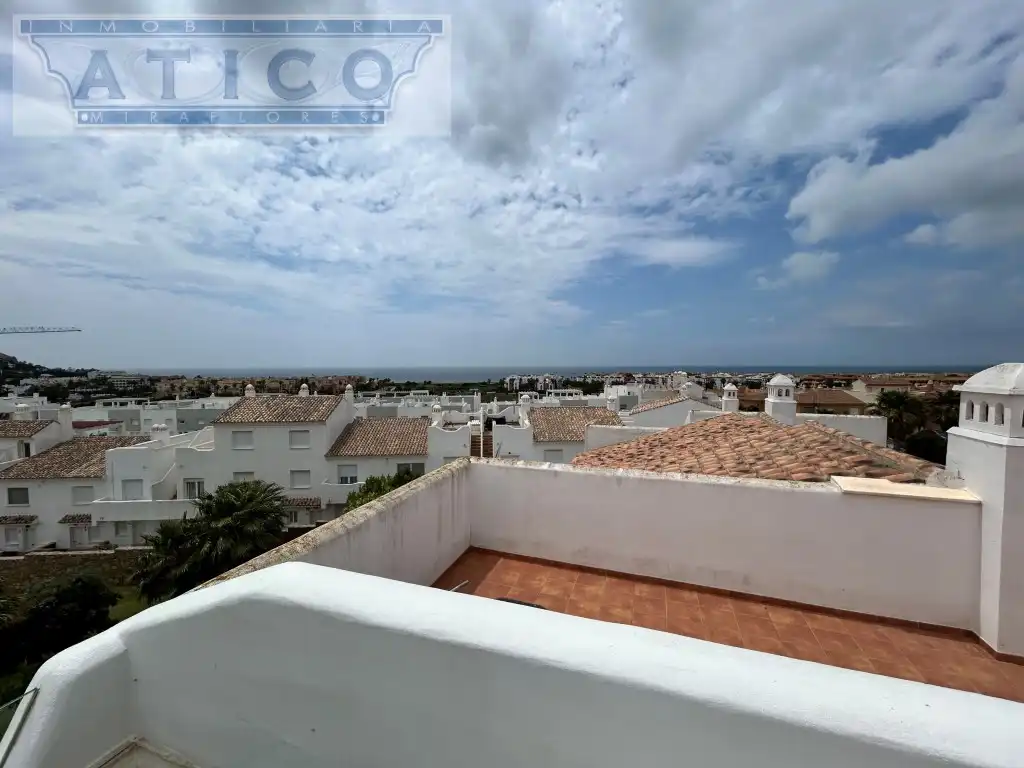 Vista exterior de Casa adosada en venda en Zahara de los Atunes amb Aire condicionat i Moblat