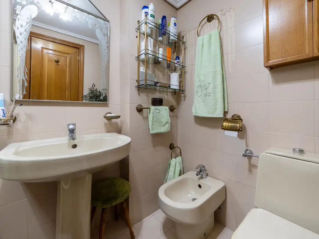 Badezimmer von Wohnung zum Verkauf in Zarautz mit Heizung, Privatgarten und Terrasse