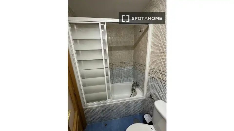 Bathroom of Flat for rent in Alcalá de Henares  with Air Conditioner, Heating and Furnished