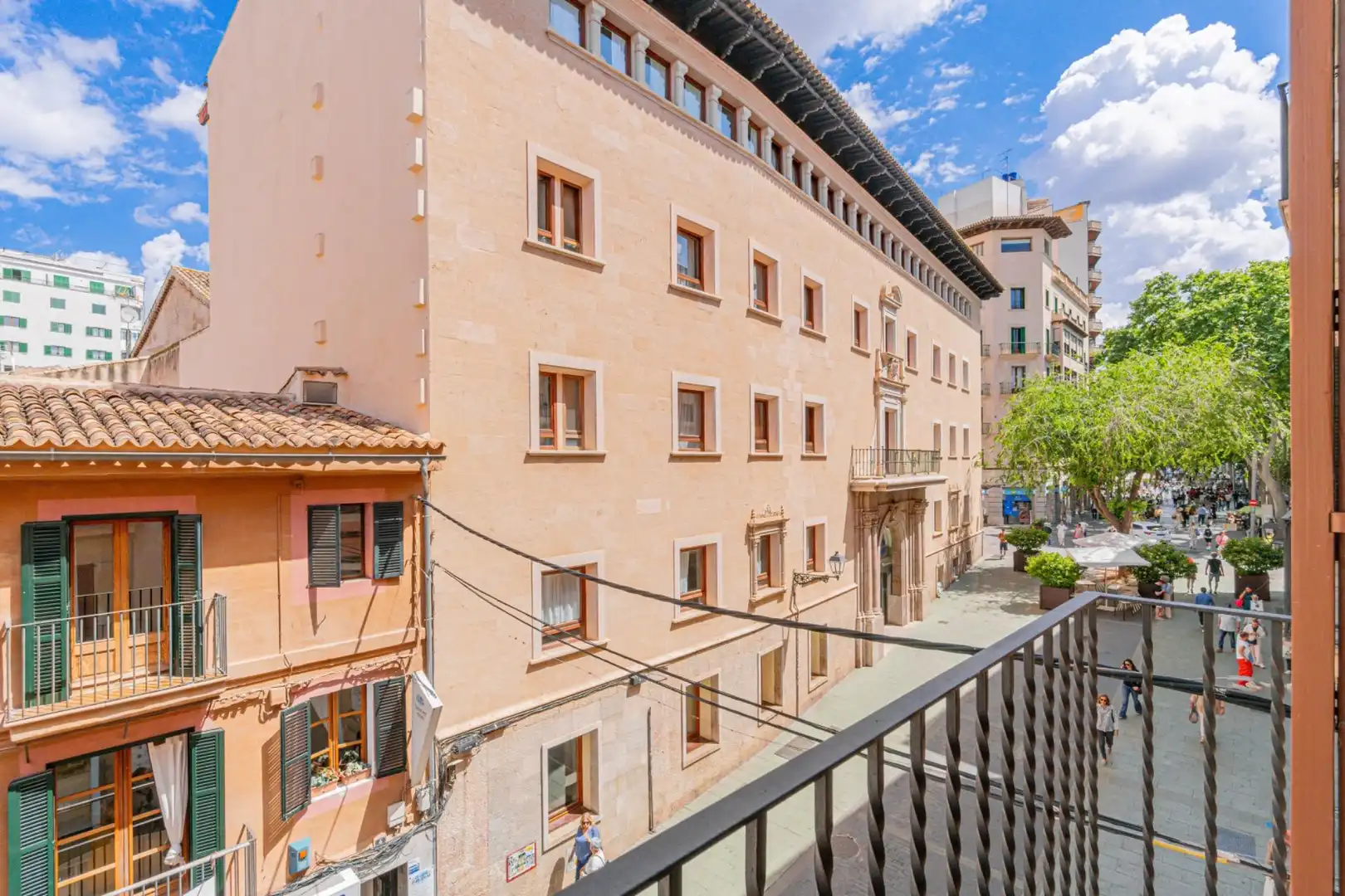 Außenansicht von Wohnung zum Verkauf in  Palma de Mallorca mit Klimaanlage und Balkon