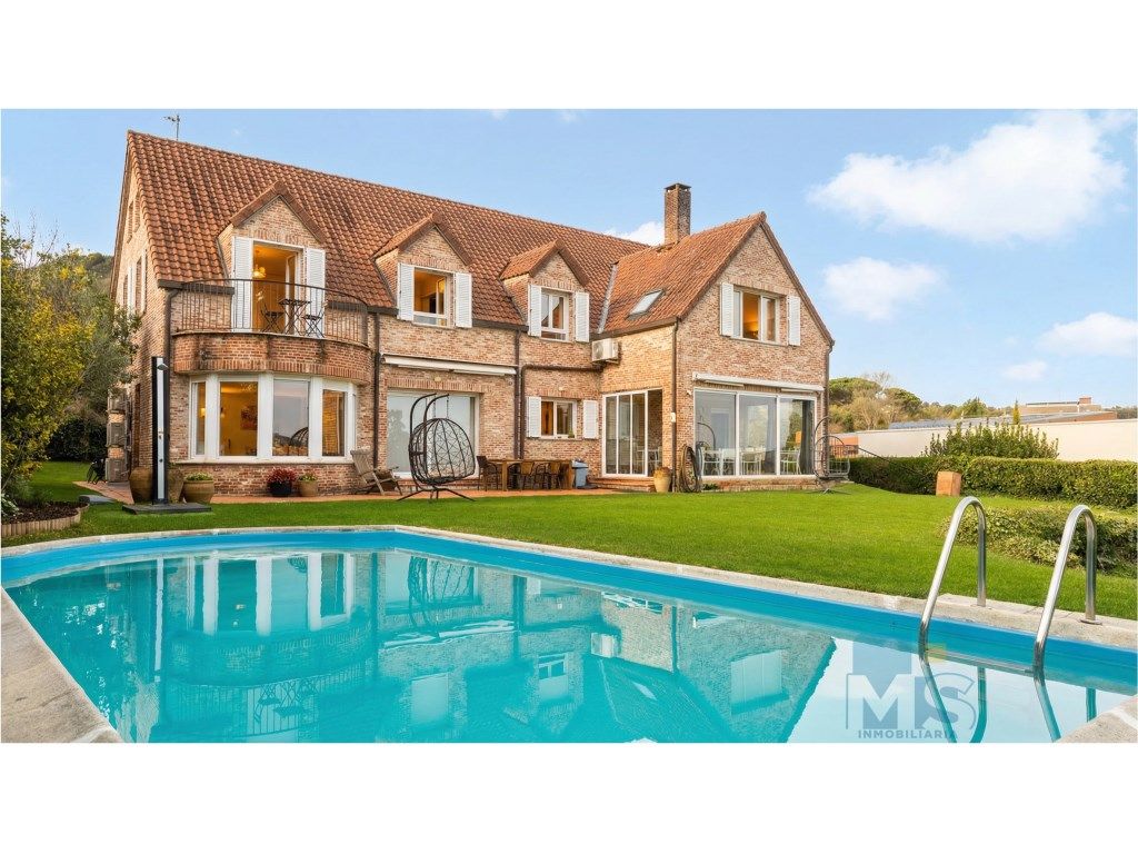 Swimming pool of House or chalet for sale in Hondarribia