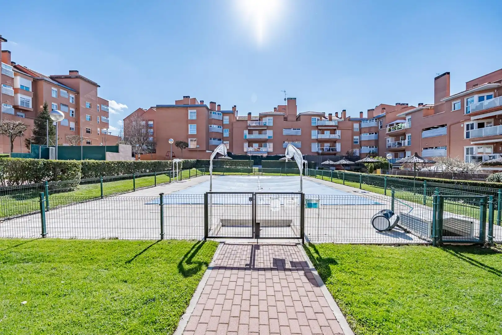 Außenansicht von Wohnung zur Miete in Las Rozas de Madrid mit Klimaanlage, Heizung und Privatgarten