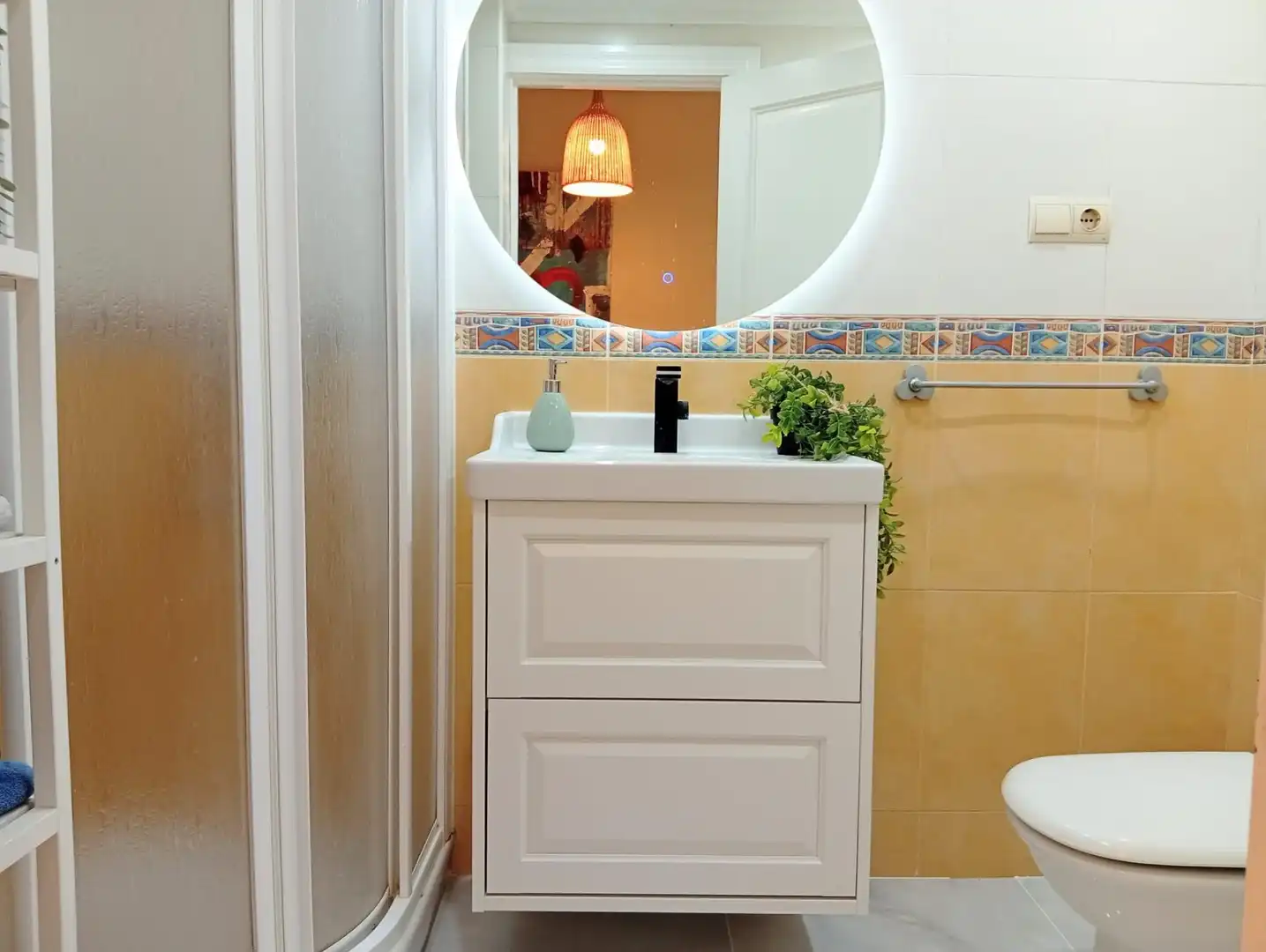 Bathroom of Flat for sale in Almería  with Air Conditioner and Terrace