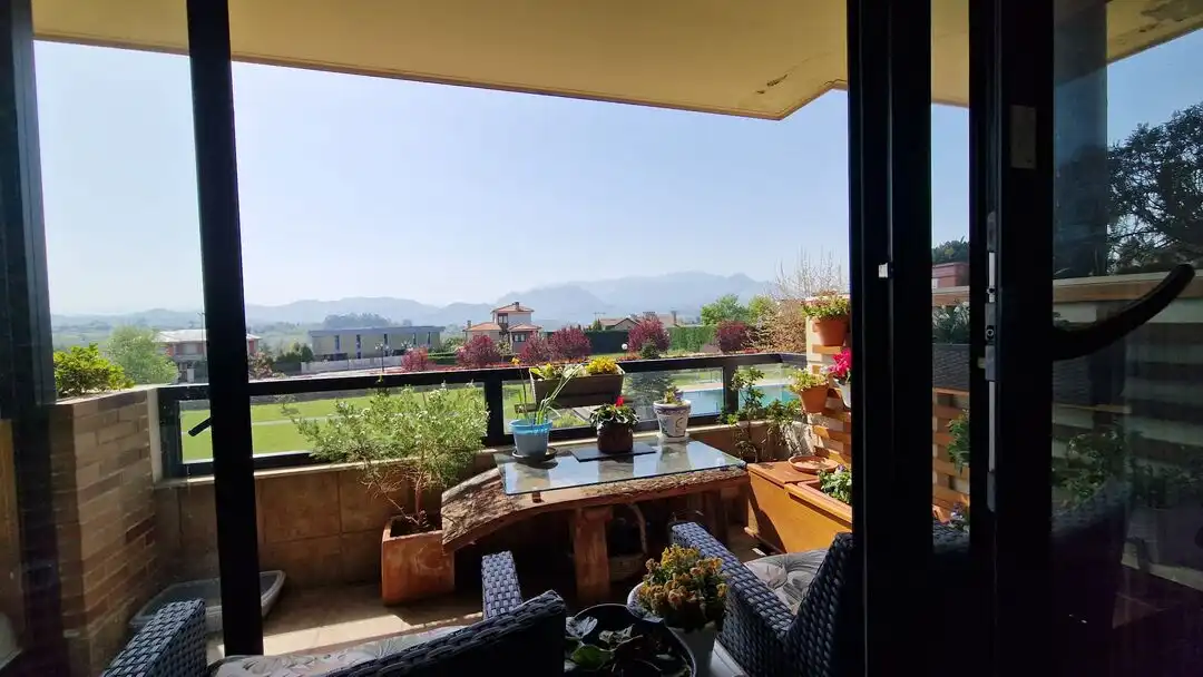 Terrassa de Pis en venda en Oviedo  amb Calefacció, Jardí privat i Traster