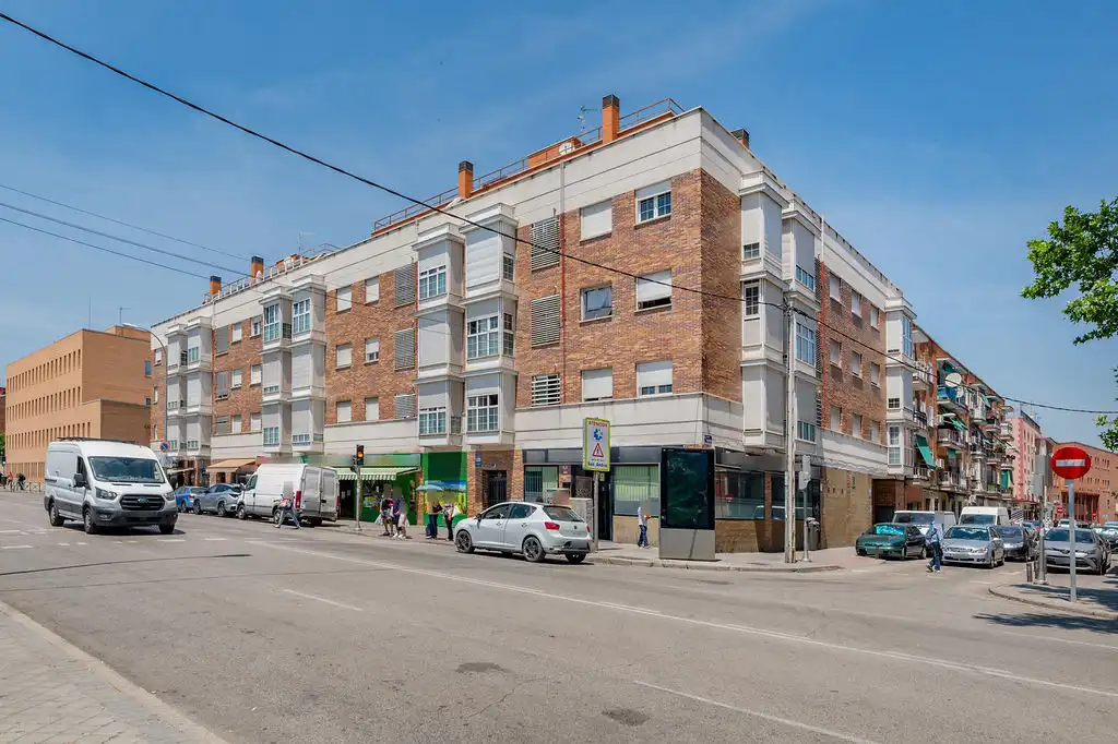 Vista exterior de Piso en venta en Madrid con Calefacción
