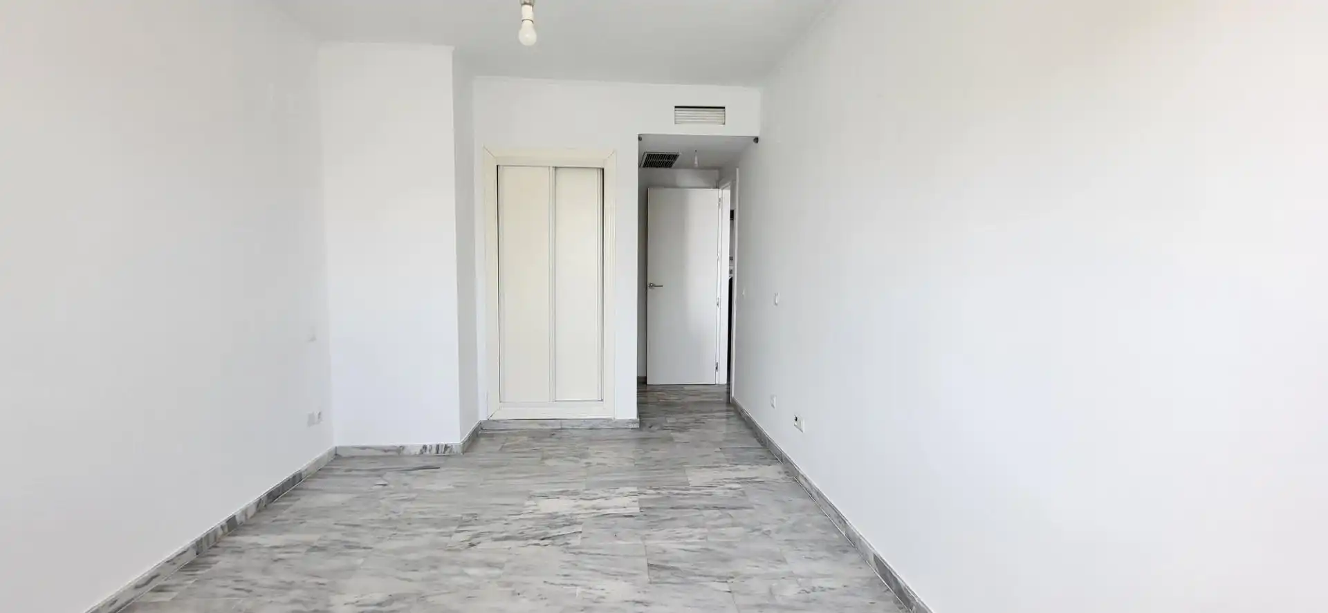Dormitori de Apartament de lloguer en Marbella amb Jardí privat, Terrassa i Moblat