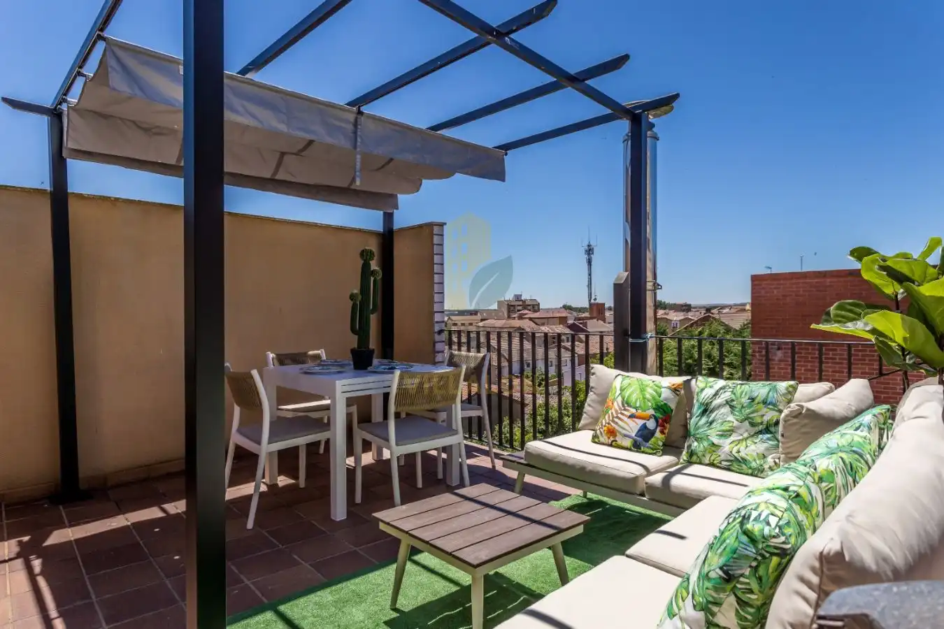 Terraza de Piso en venta en Valencia de Don Juan con Calefacción, Parquet y Terraza