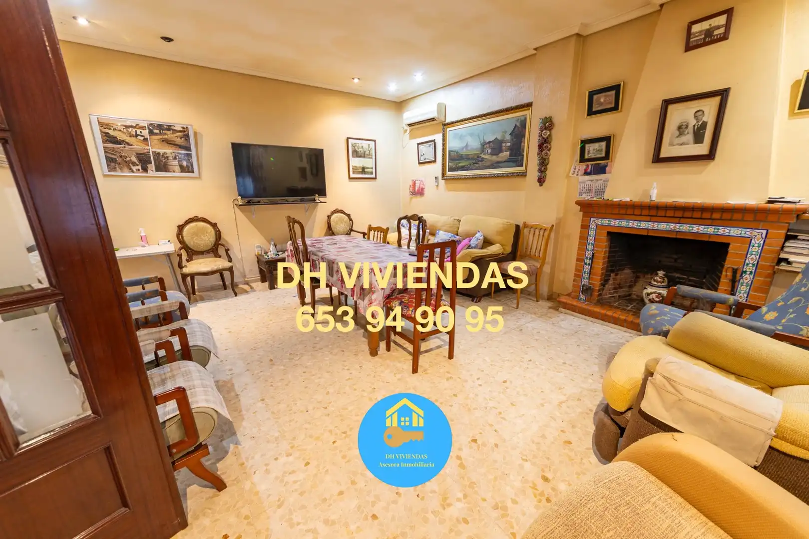 Living room of Houses for sale in Dos Hermanas  with Air Conditioner, Private garden and Terrace
