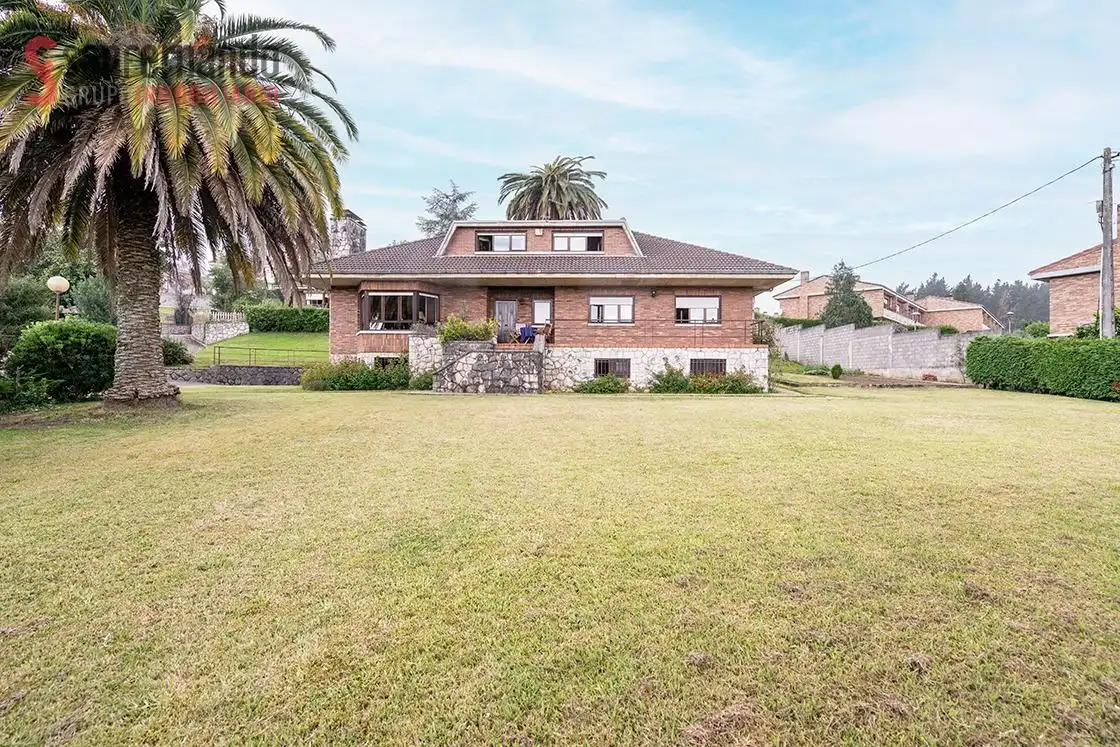 Vista exterior de Casa o chalet en venta en Torrelavega  con Calefacción, Jardín privado y Terraza