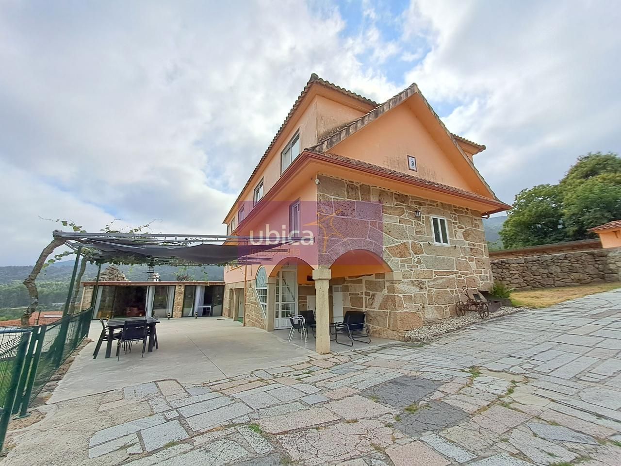 Vista exterior de Casa o xalet en venda en A Cañiza   amb Calefacció, Jardí privat i Terrassa