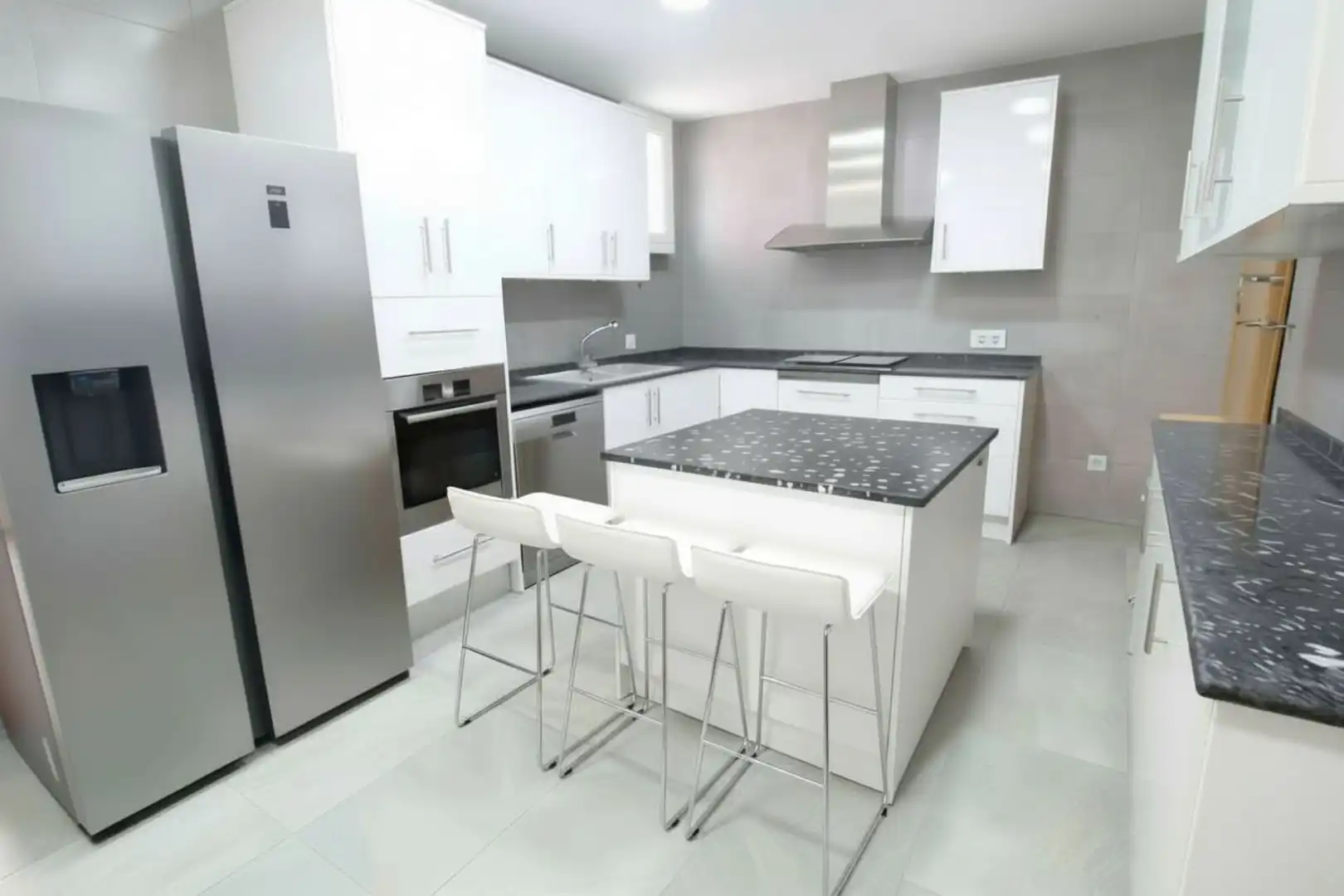 Cocina de Casa adosada en venta en Barcelona con Aire acondicionado y Terraza