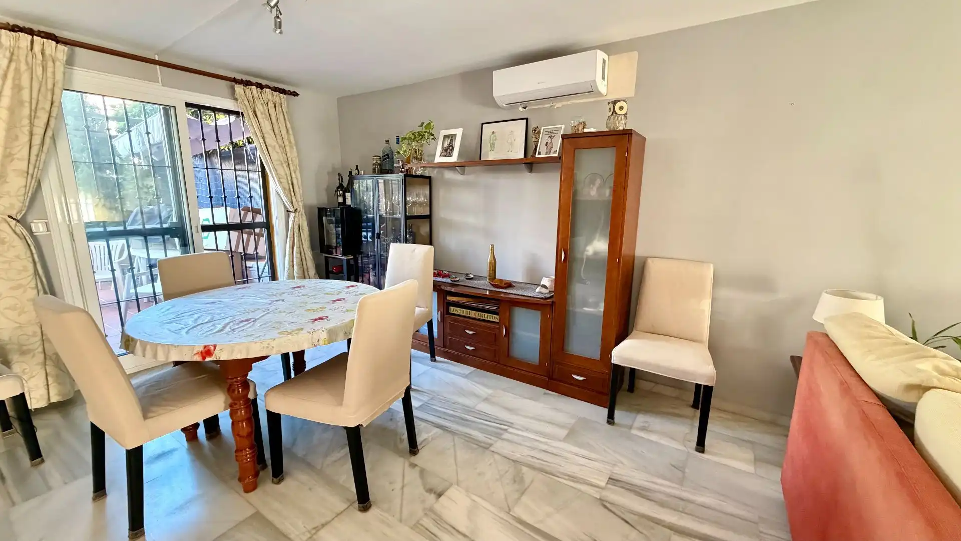 Esszimmer von Einfamilien-Reihenhaus zur Miete in Fuengirola mit Klimaanlage, Privatgarten und Terrasse