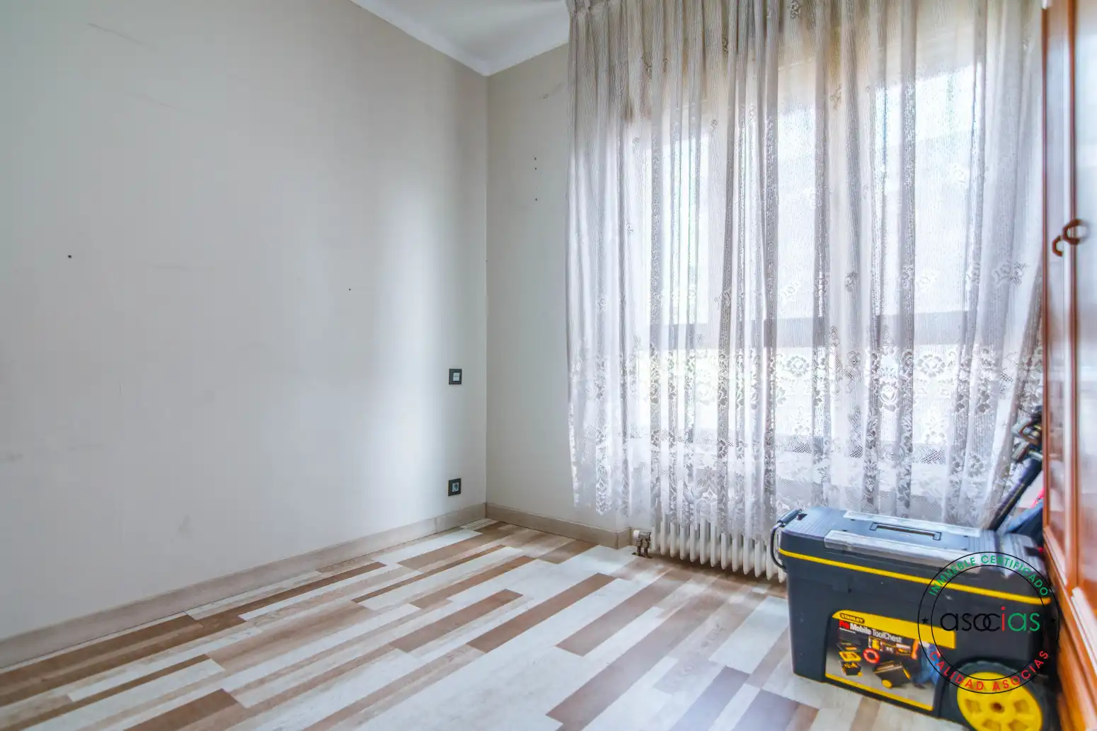 Dormitori de Pis en venda en Oviedo  amb Calefacció, Parquet i Traster