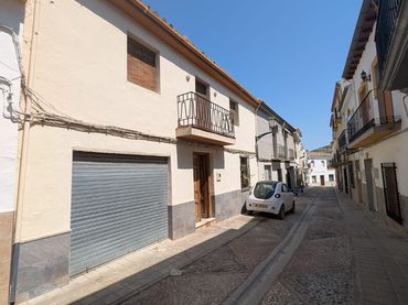 Casa con balcón en venta en Alcaudete