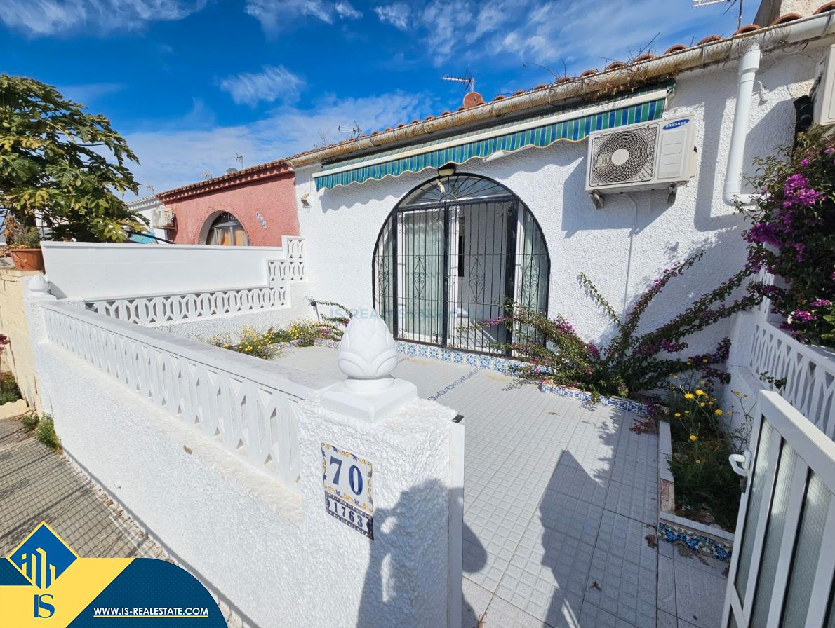 Vista exterior de Casa o xalet en venda en Torrevieja amb Aire condicionat, Calefacció i Terrassa