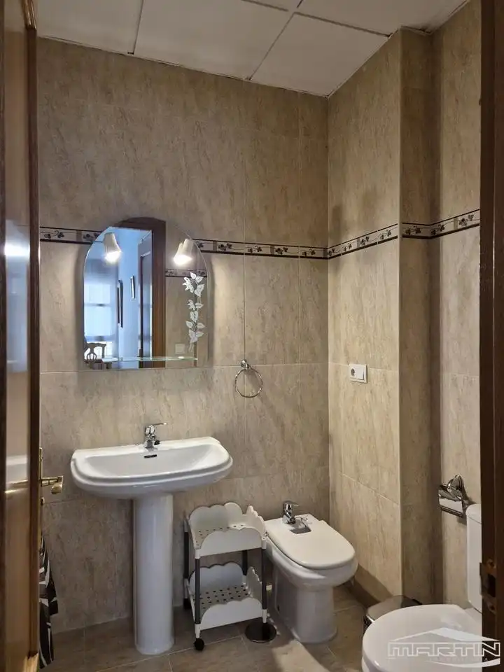 Badezimmer von Wohnung zur Miete in Lucena mit Klimaanlage, Abstellraum und Möbliert
