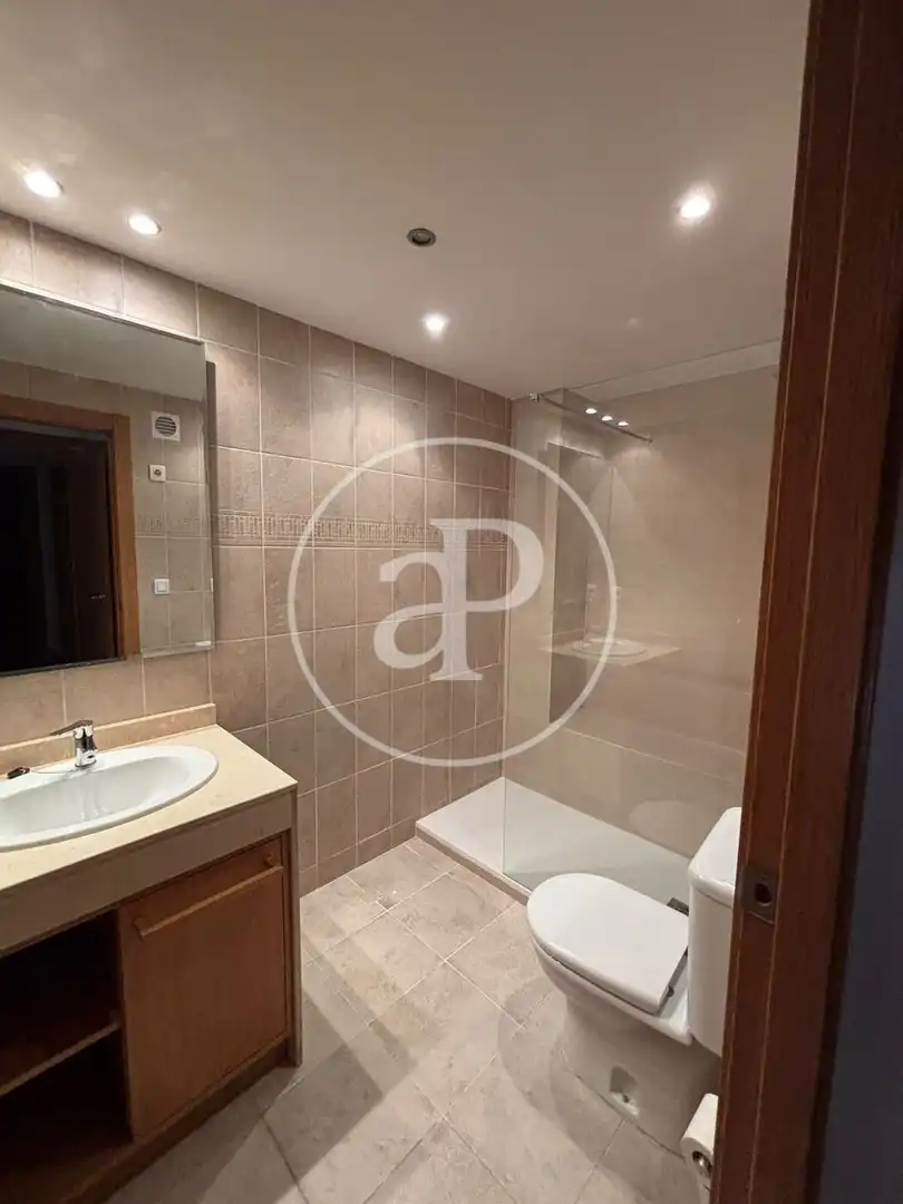 Badezimmer von Wohnung zur Miete in Valencia mit Klimaanlage, Heizung und Abstellraum