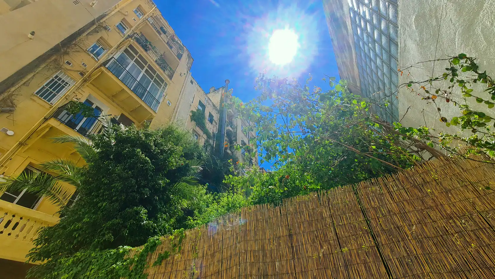 Außenansicht von Erdgeschoss zum Verkauf in Barcelona mit Klimaanlage, Heizung und Privatgarten